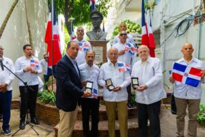 Juan Pablo Uribe entrega la medalla a directivos de las fundaciones patrióticas.