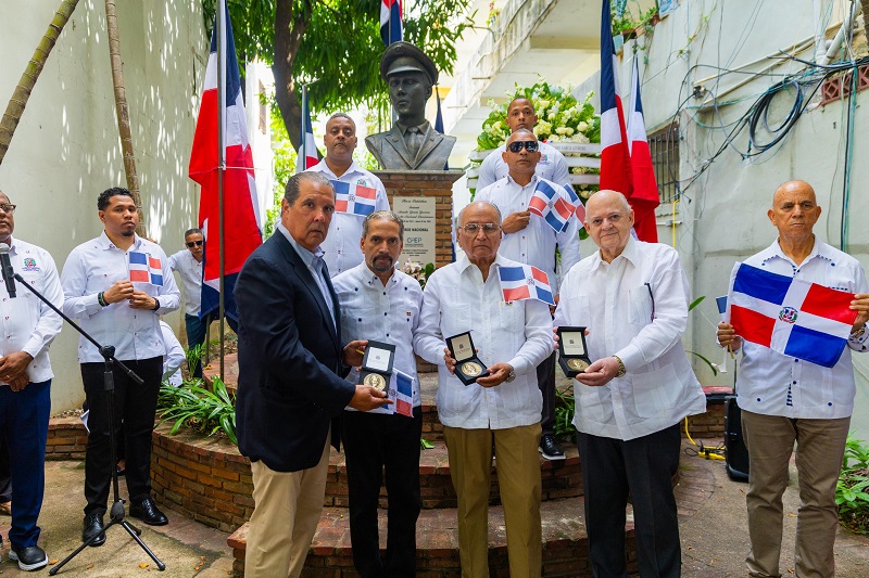 Juan Pablo Uribe entrega la medalla a directivos de las fundaciones patrióticas.