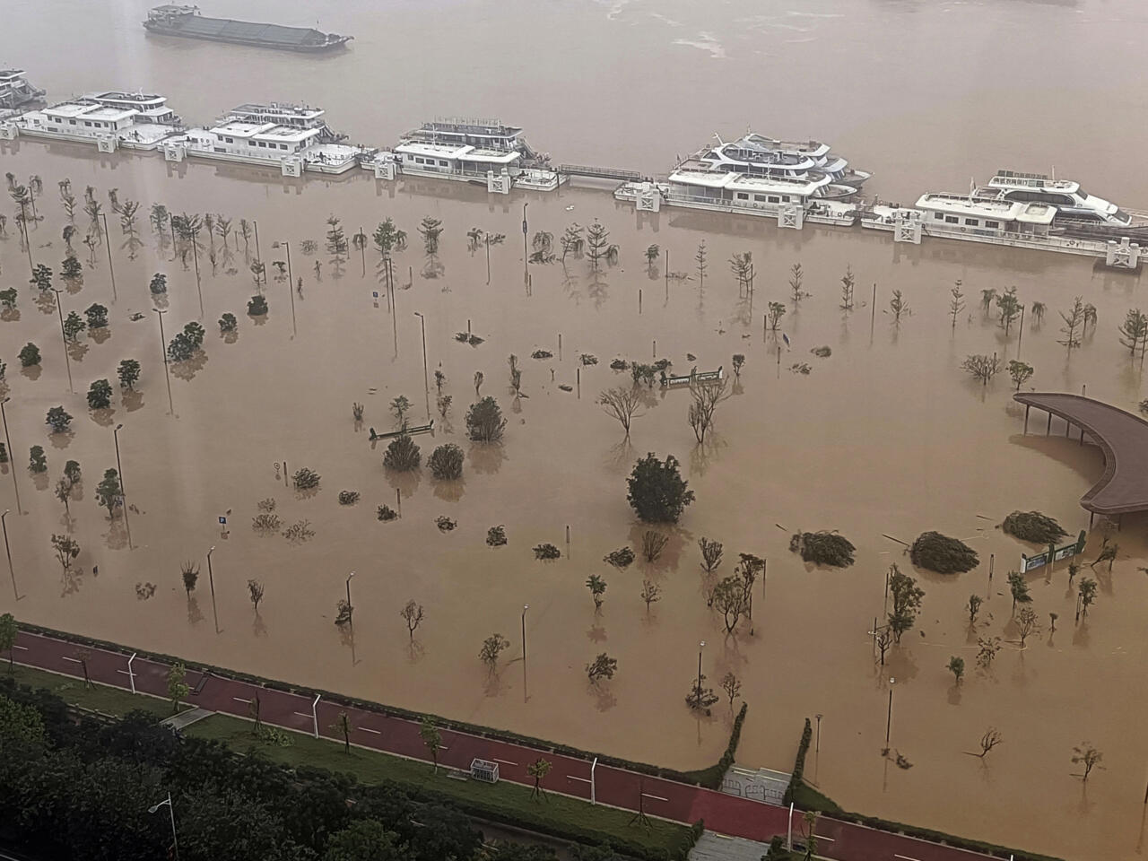 Un río se desborda en el sur de China y deja personas varadas y calles anegadas