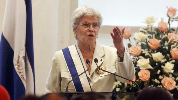 La expresidenta (1990-1997) de Nicaragua Violeta Barrios de Chamorro, agradece la Orden Ruben Dario que le impusiera el entonces mandatario Enrique Bolaños el 25 de abril del 2006 en la Casa Presidencial en Managua. AFP via Getty Images