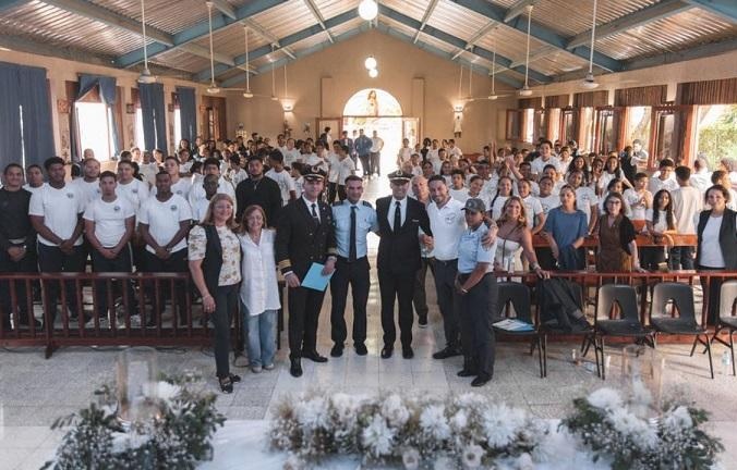 Pilotos dominicanos en el exterior inspiran estudiantes de escuela Licey al Medio