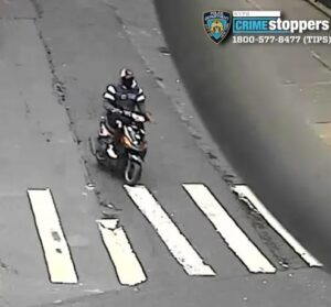 Siguen ataques a personas NYC exhiben prendas; arrancan cadena a niño en vecindario dominicano en El Bronx