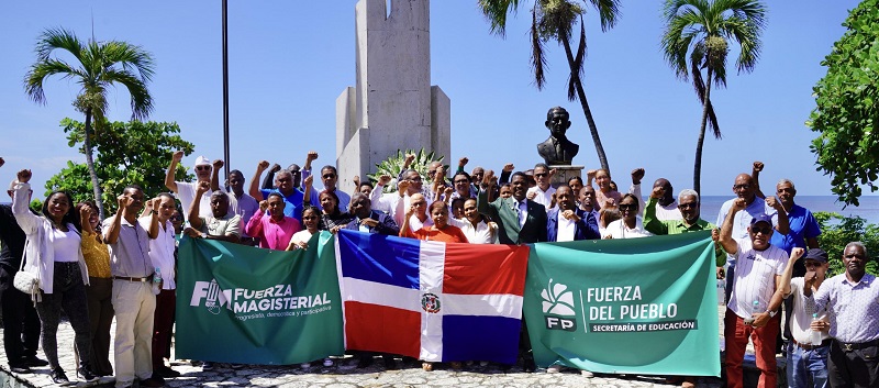 Maestros de la Fuerza del Pueblo rinden tributo a Juan Bosch por el Día del Maestro