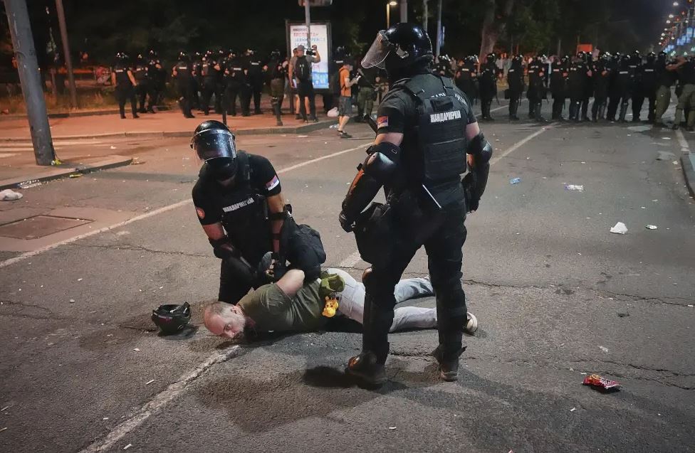 Policía serbia detiene a 79 manifestantes mientras continúa la oposición a presidente populista