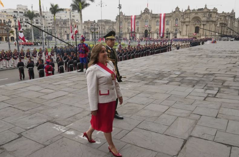 Presidenta de Perú da último discurso entre protestas de familiares de muertos durante su gobierno