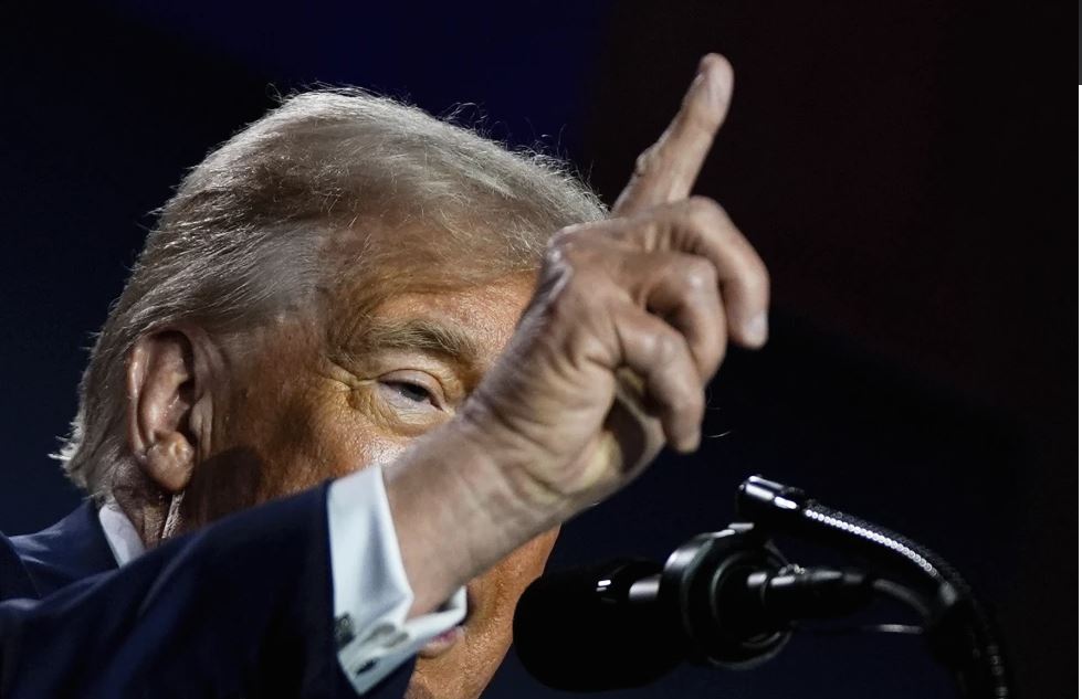 Corte falla que intento de Trump de acabar con ciudadanía por nacimiento es inconstitucional