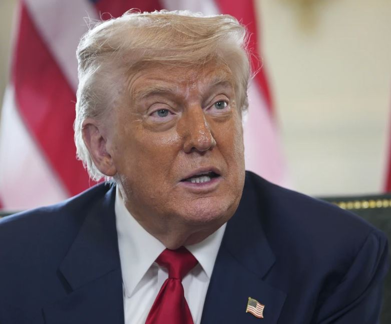 Trump dice que terminó su amistad con Epstein porque le “robó empleados”
