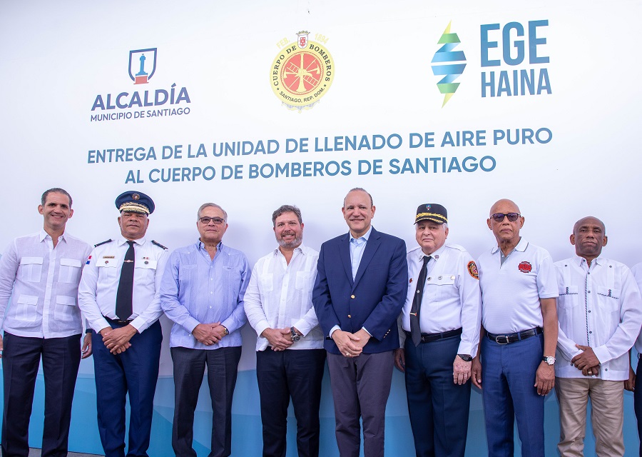 EGE Haina dona equipo de llenado de aire puro a los bomberos de Santiago