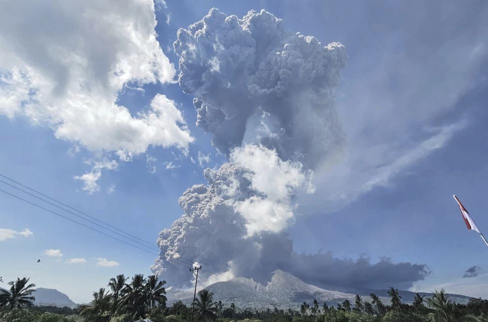 El volcán Lewotobi Laki Laki en Indonesia entra en erupción y expulsa una gran nube de ceniza