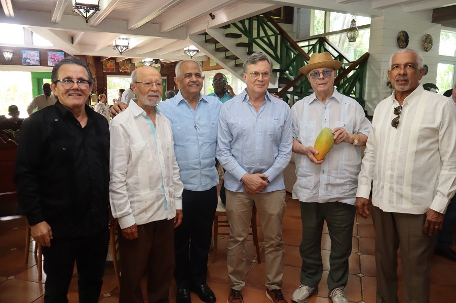 Exministros de Agricultura sostienen encuentro con el director del IICA en San Cristóbal