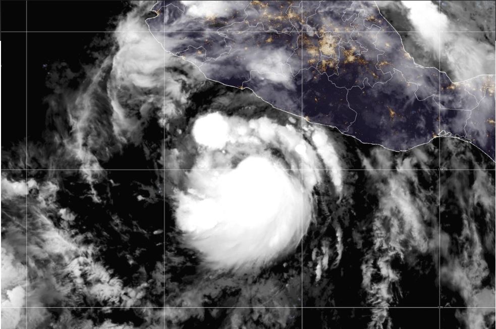 Huracán Flossie se fortalece aún más frente a la costa mexicana del Pacífico