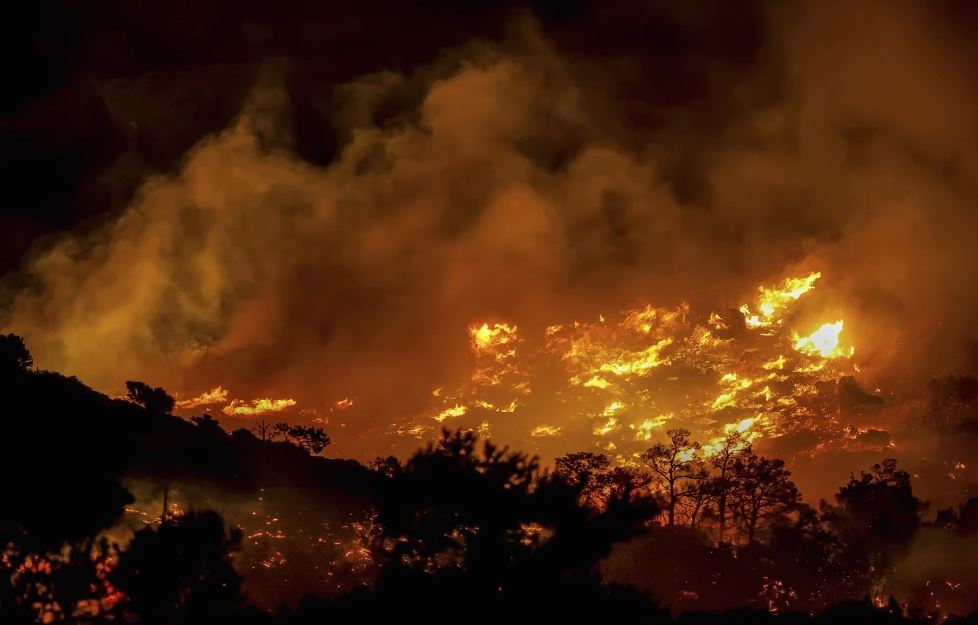 Incendio fuera de control obliga a evacuar hoteles y viviendas en la isla griega de Creta