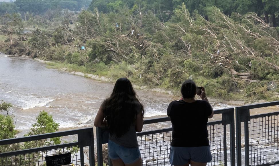 Riesgo de más inundaciones en Texas mientras buscan a desaparecidos y la cifra de muertos pasa de 80