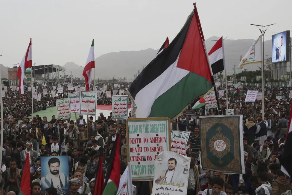 Israel lanza ataques aéreos contra rebeldes hutíes en Yemen, y los hutíes disparan misil a Israel