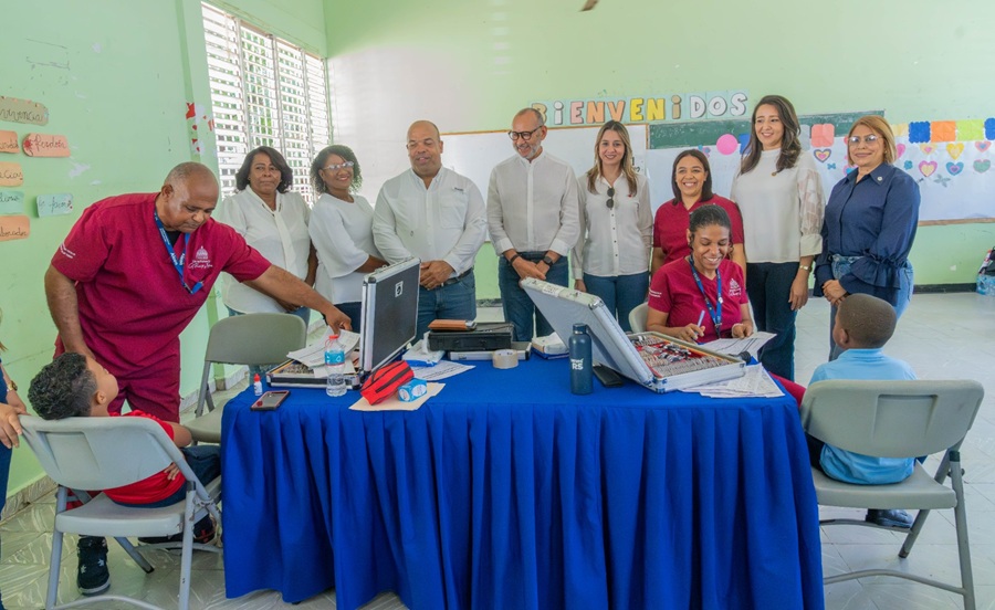 INABIE entrega utilería escolar en el Distrito 15-03 y lleva servicios de salud