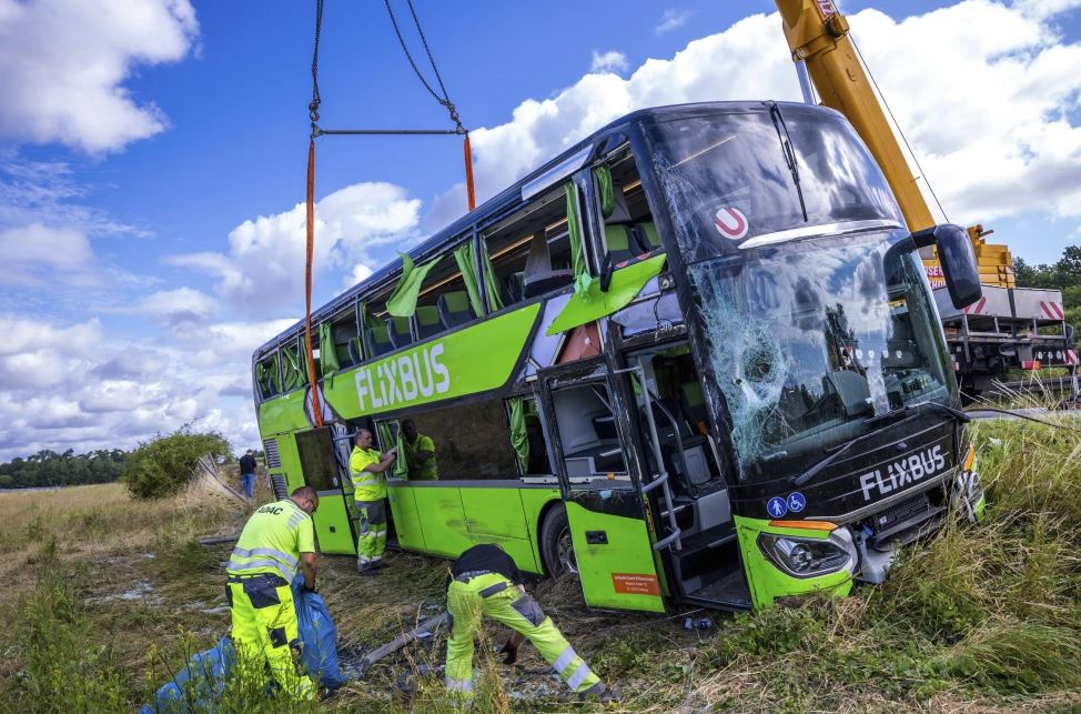 Más de 20 heridos, uno de ellos de gravedad, por volcadura de autobús en Alemania