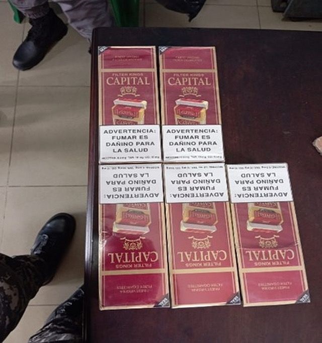 Detienen hombre con cinco cajas de cigarrillos marca Capital en San Cristóbal