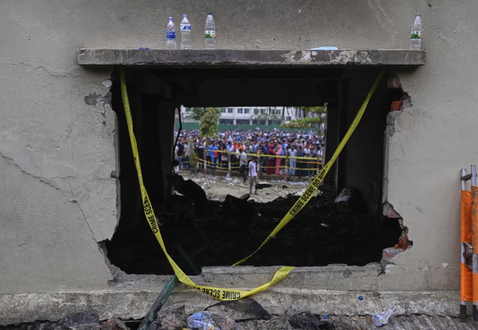 Bangladesh llora a 31 muertos en accidente aéreo mientras estudiantes exigen rendición de cuentas