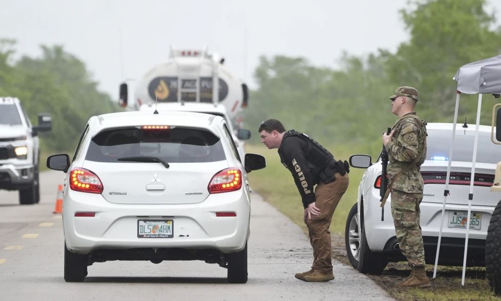 Llega el primer grupo de inmigrantes a centro de detención en los Everglades de Florida
