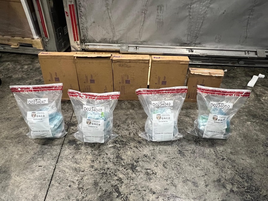 DNCD confisca 17 paquetes presumiblemente de cocaína en AILA