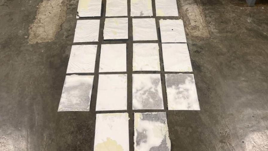 Incautan 18 láminas de cocaína camufladas en cuadros de cartón en el AILA