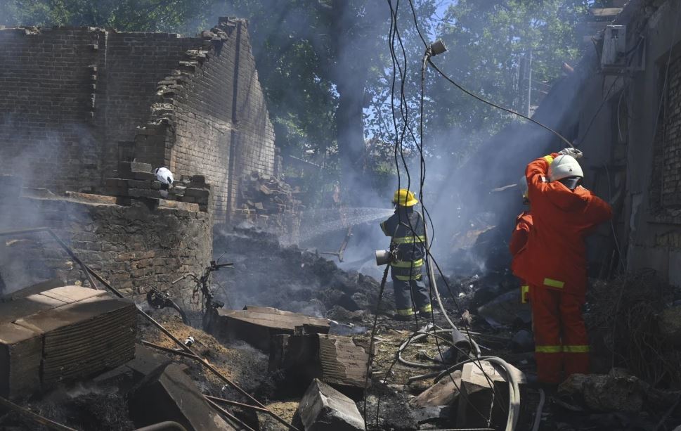 UE apunta a ingresos energéticos de Rusia y a su flota oculta en nuevas sanciones por la guerra