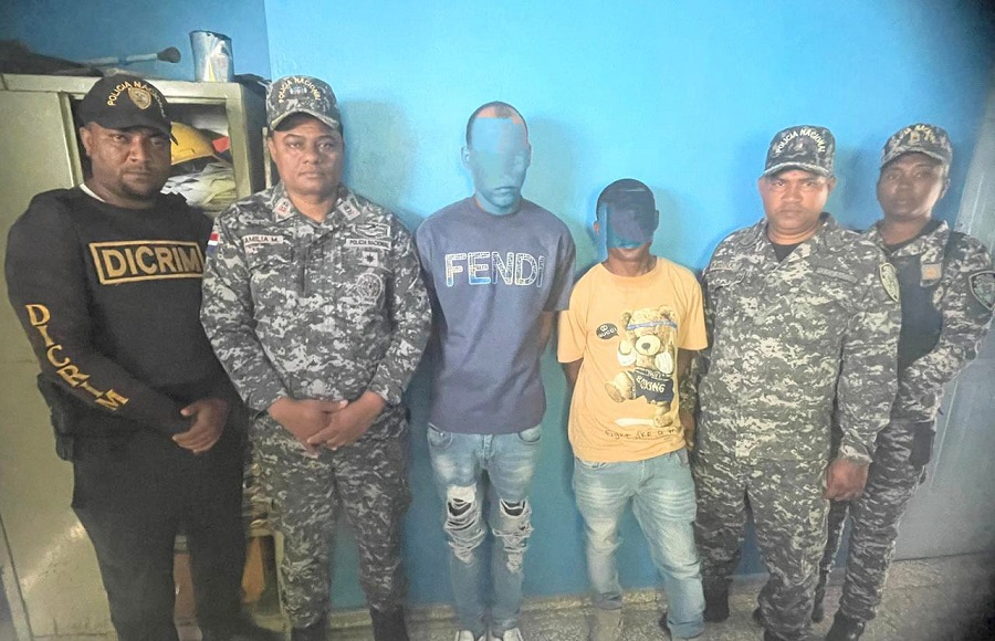 Apresan a dos hombres con arma de fuego ilegal y presuntas sustancias narcóticas en Barahona