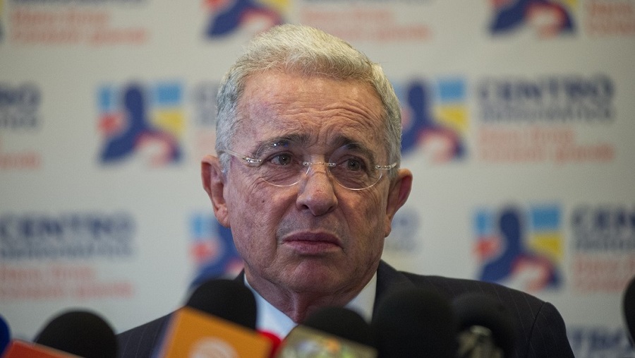 Presentan nueva denuncia penal contra Álvaro Uribe por “hostigamiento y amenazas”