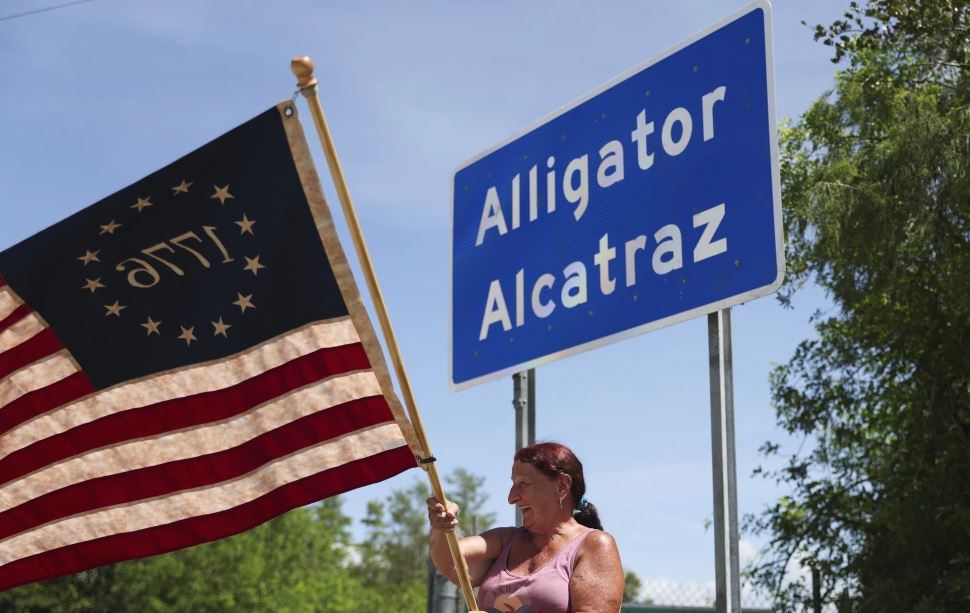 Juez desestima parte de la demanda sobre centro de detención migratoria “Alcatraz de los caimanes”