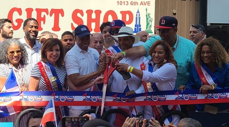 Cientos de miles asisten al Desfile Nacional Dominicano en NYC; Alcalde Adams lo trasladará a la 5ta. avenida