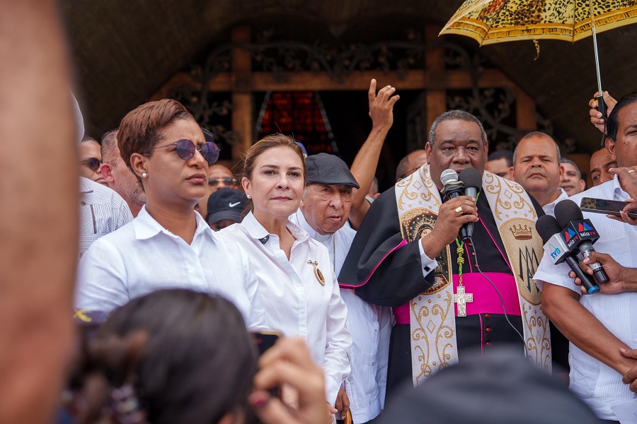 Carolina respalda impulsar turismo religioso en Higüey