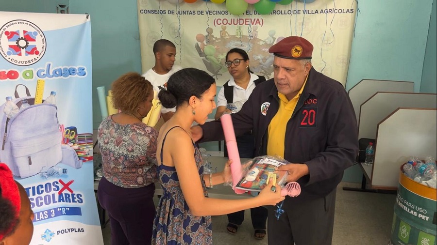 Luis “El Gallo” reparte libros y mascotas; proclama el Año Escolar de la Disciplina y los Valores Patrios