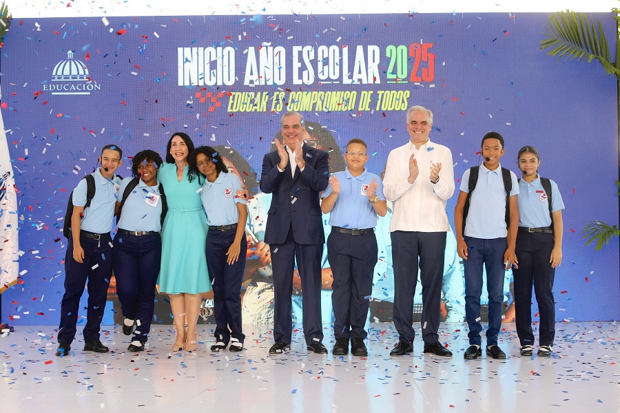 Abinader llama a los padres a acompañar y motivar a sus hijos en el nuevo año escolar 2025-2026