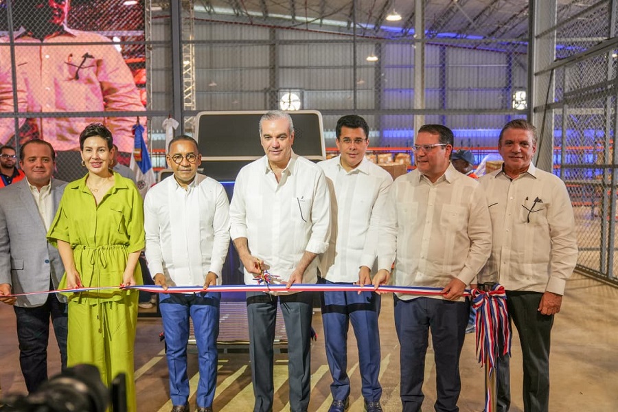 Abinader y Yayo Sanz Lovatón inauguran en el AILA nueva terminal Courier