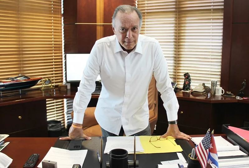 El magnate cubano que encabeza una campaña proinmigrante desde Miami pese a las amenazas