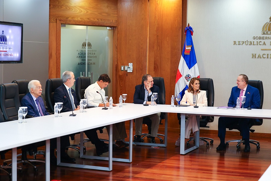Magín Díaz se reúne con líderes empresariales para fortalecer la confianza y el crecimiento económico