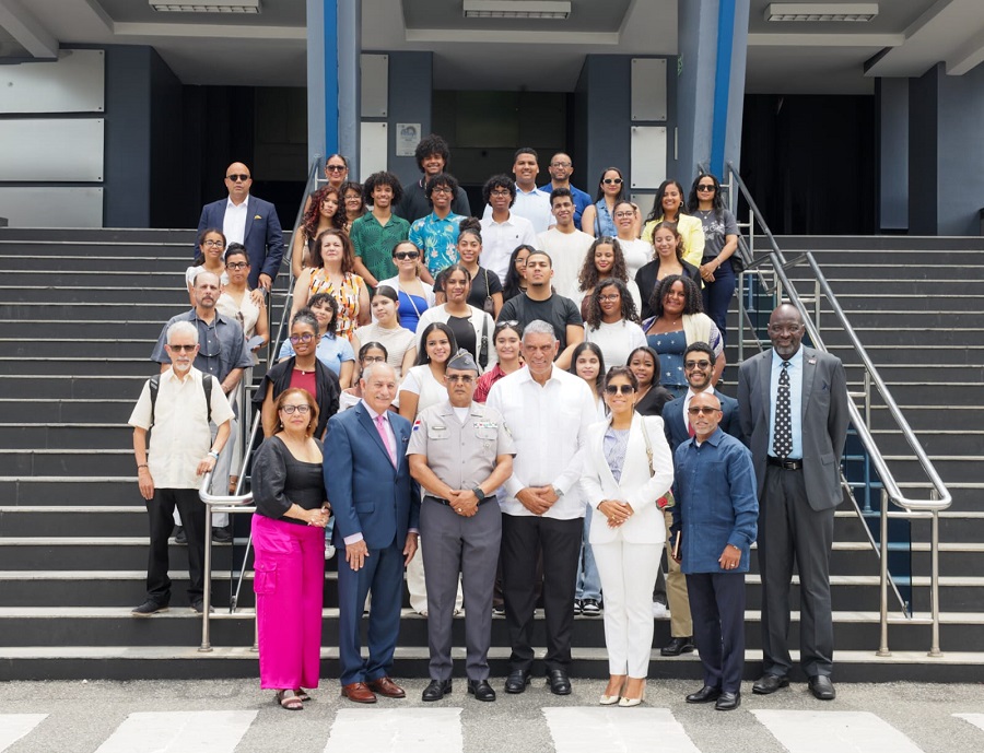 Director de la PN recibe a 30 jóvenes dominicanos residentes en Nueva York