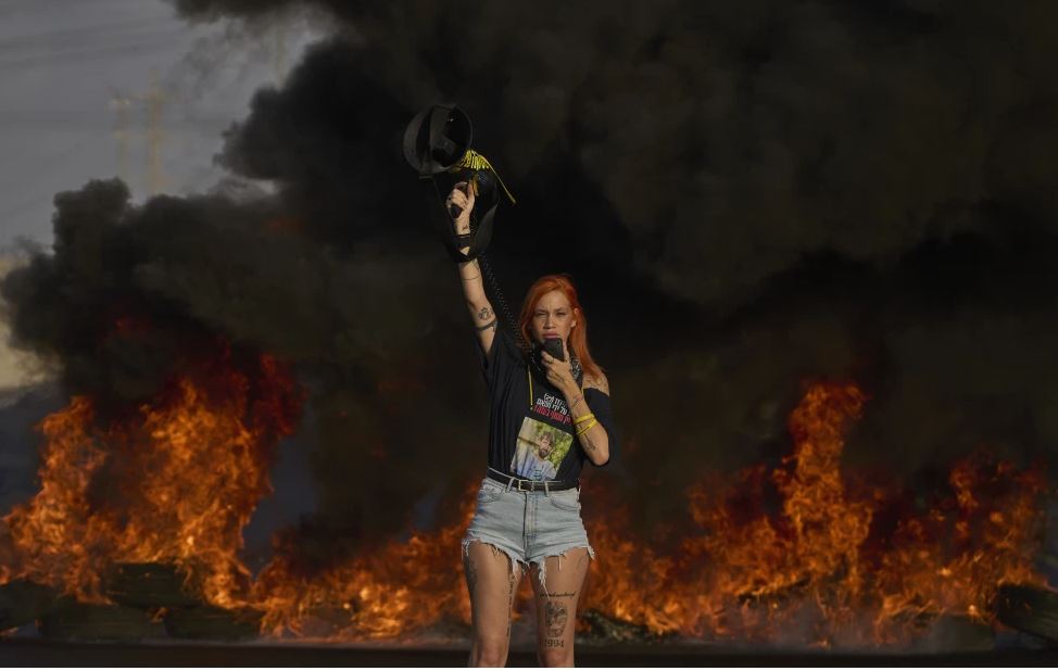 Protestas en Israel exigen liberación de rehenes mientras ataques en Gaza matan a 16