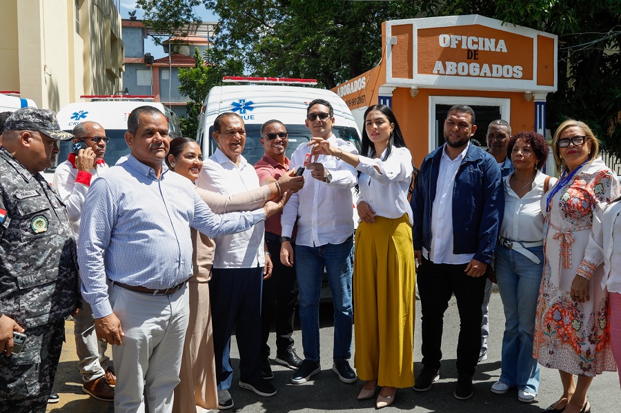 Sistema 911 entrega tres modernas ambulancias en Santiago Rodríguez