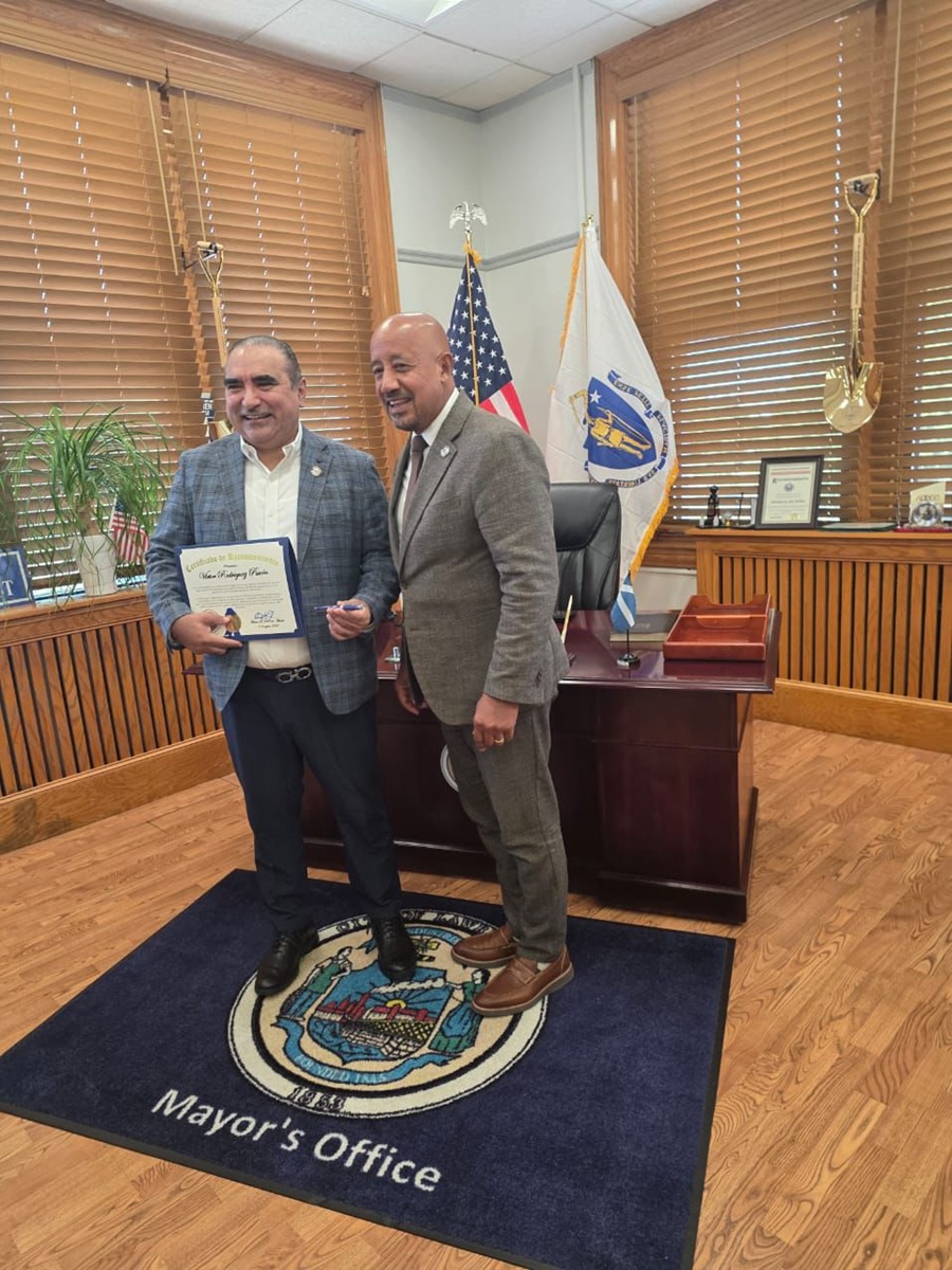 Alcalde de Lawrence otorga reconocimiento a Víctor Pavón