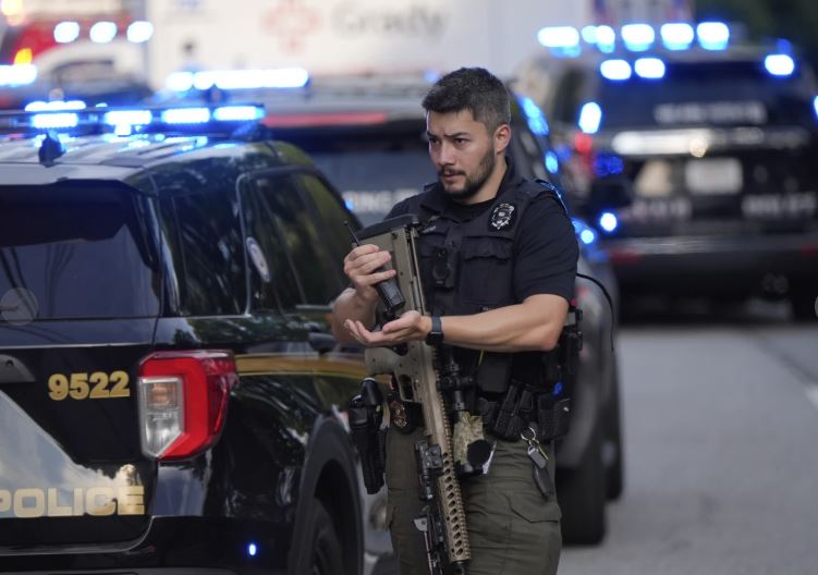 El atacante de los CDC creía que la vacuna contra el COVID lo volvía suicida, dice su padre