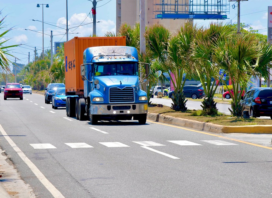 INTRANT llama a transportistas de carga a circular por el carril derecho en autopistas y carreteras