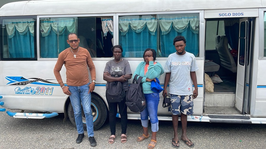 Detienen chofer de minibús transportaba 3 indocumentados haitianos en San Juan de la Maguana