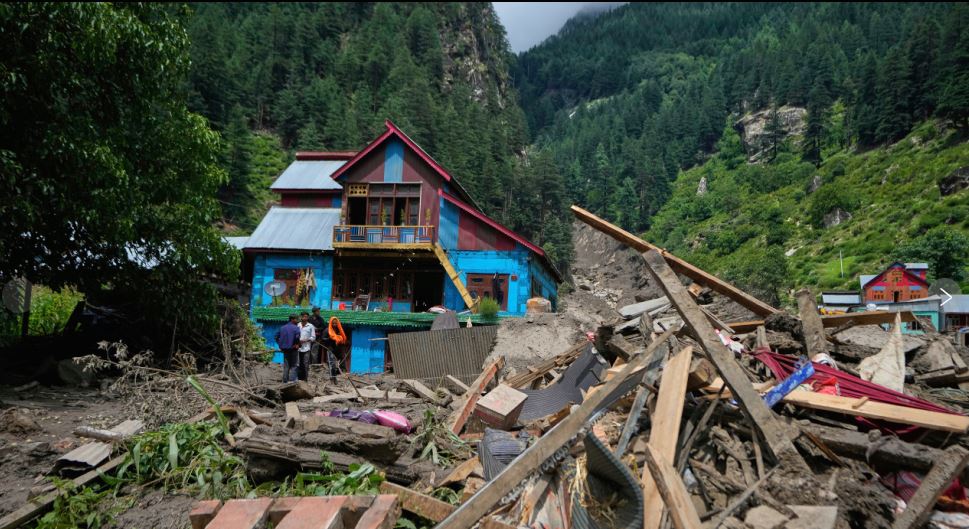 El número de muertos por las inundaciones repentinas en el noroeste de Pakistán ha aumentado a 157, según las autoridades