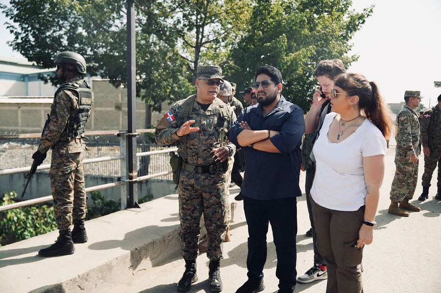 Ministro de Defensa de RD y Subsecretario de Defensa de EE.UU. recorren frontera domínico-haitiana de Manzanillo a Dajabón