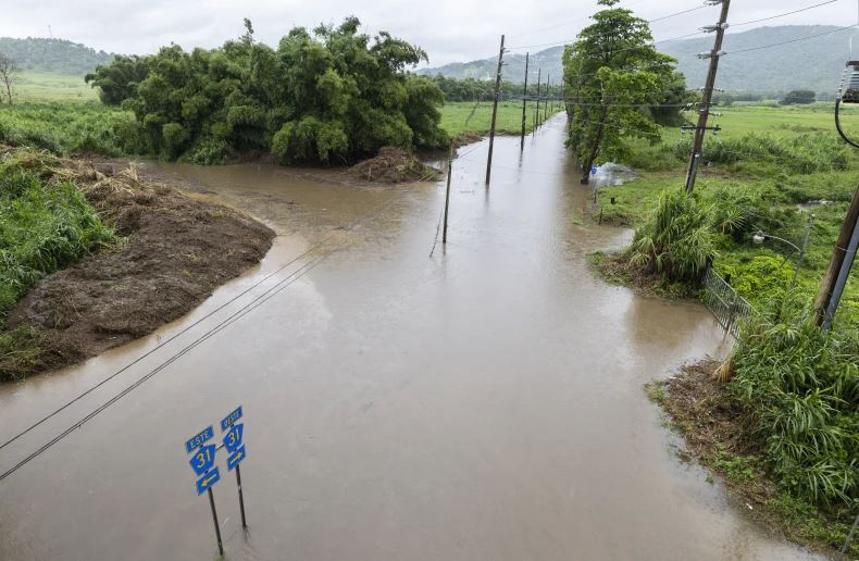 El huracán Erin se debilita a categoría 3 mientras los meteorólogos advierten sobre el rápido crecimiento de la tormenta