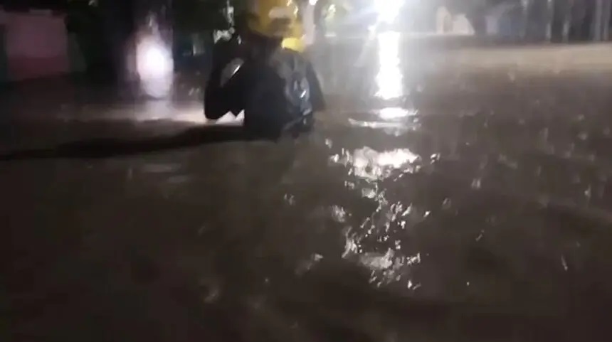160 familias rescatada por la DC tras inundaciones por fuertes lluvias en Azua