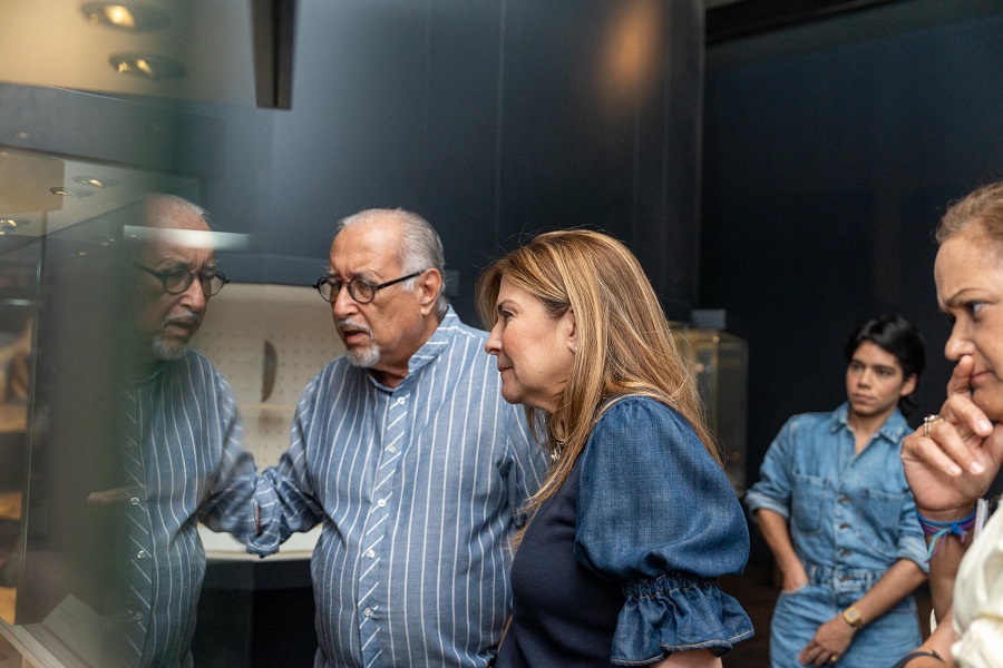 Carolina visita el Centro León y reafirma su compromiso con la cultura dominicana