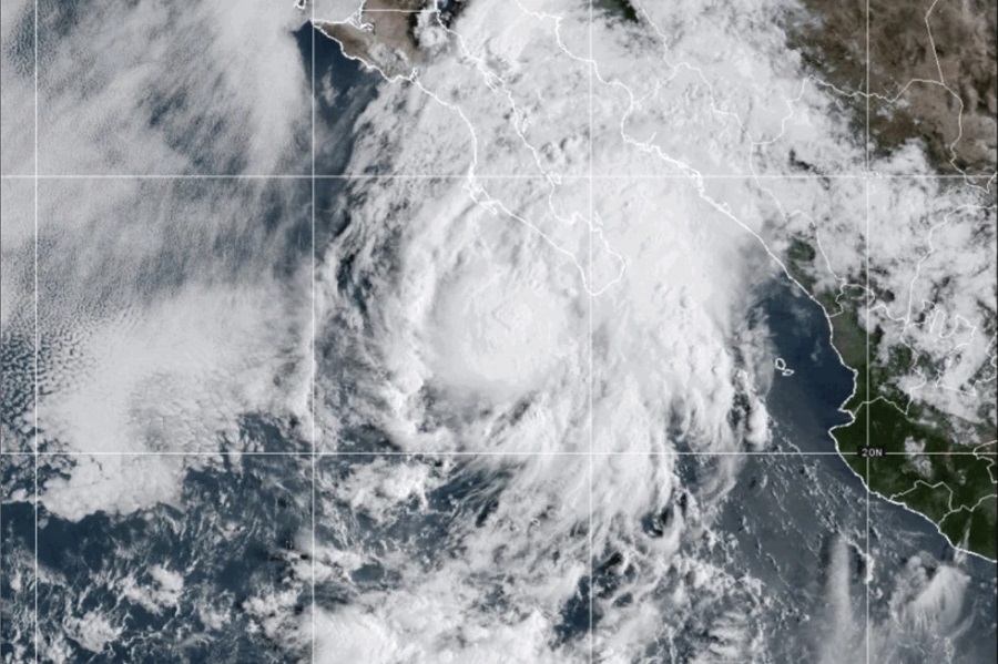 Huracán Lorena se debilita, pero sigue el riesgo de inundaciones y deslaves en costa oeste mexicana