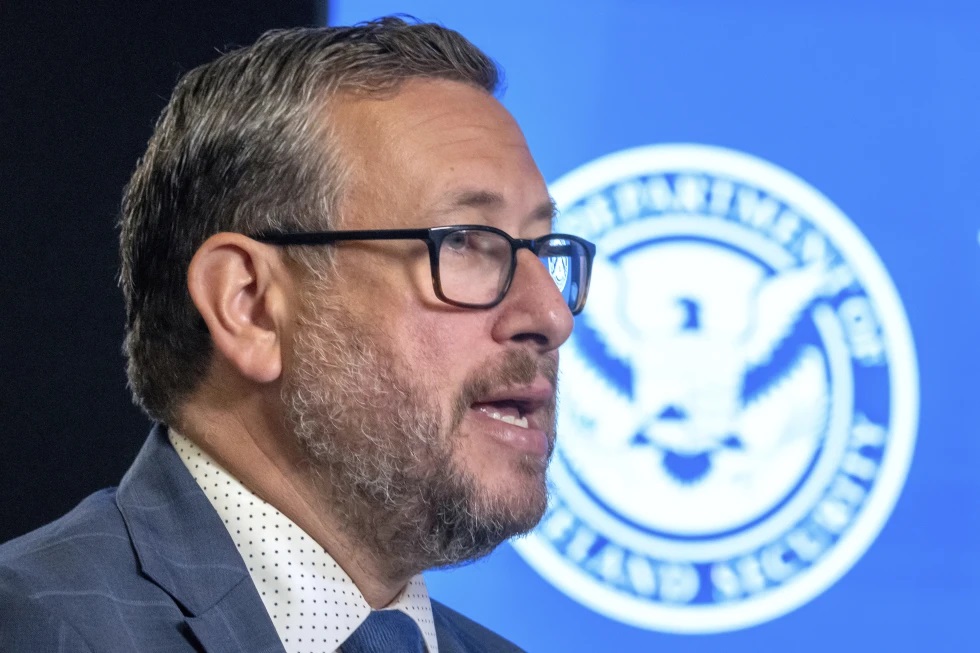 Alto funcionario de inmigración de EEUU defiende norma contra opiniones “antiestadounidenses”